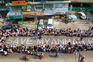 foto tomada y recibida de una fuente anónima a través de Facebook el 27 de marzo de 2021 muestra a los manifestantes participando en una manifestación contra el golpe militar en el municipio de Hlaing en Rangún