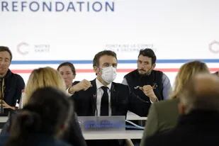 El presidente francés, Emmanuel Macron, habla con una máscara facial durante una sesión territorial del Consejo Nacional para la Refundación de la Salud (CNR) en Fontaine-le-Comte, cerca de Poitiers, Francia, el 8 de diciembre de 2022. (Photo by Teresa SUAREZ / POOL / AFP)