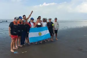 Cruzó el Río de la Plata nadando en tiempo récord, pero no tiene apoyo para ir a los mundiales