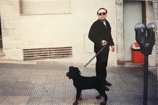 Álvarez Insúa con su perra Gunda, un día cualquiera