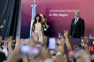 La vicepresidenta Cristina Fernández de Kirchner, al recibir un doctorado honorario de la Universidad Nacional de Río Negro, en Viedma, Argentina, el viernes 10 de marzo de 2023
