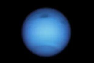 El telescopio Hubble capó un fenómeno atmosférico nunca antes visto en la superficie de Neptuno. Fuente: NASA