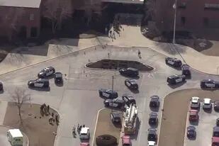 Vehículos de emergencia se encuentran estacionados en la escuela secundaria Olathe East, donde ocurrió un tiroteo, el viernes 4 de marzo de 2022, en Olathe, Kansas. (KMBC vía AP)