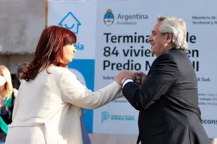 La vicepresidenta Cristina Kirchner y el presidente Alberto Fernández durante el acto de entrega de viviendas en Isla Maciel