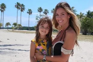 Rocío Guirao Díaz y Roma (su hija menor) desde las playas de Miami