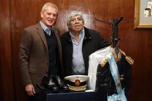De Narváez y Moyano, en la CGT, en 2013; fue cuando el empresario donó el uniforme de Perón que había comprado por 93.000 euros en una subasta en Roma