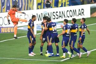 Jugadores de Boca Juniors festejan el primero de los goles de Ramón "Wanchope" Abila ante Huracán