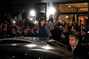 Cristina Kirchner saluda a los militantes frente a su departamento en Recoleta