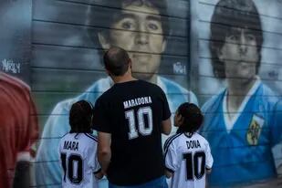 A una año del fallecimiento de Diego Maradona, su recuerdo está más presente que nunca en la familia de Walter Rotundo y Victoria Aguirre, que nombraron a todos sus hijos en su honor