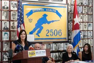 La vicegobernadora de Florida Jeanette Nunez, a la izquierda, participa en una conferencia de prensa junto a exiliados cubanos en la que habla de su preocupación sobre la venta de dos estaciones de radio en español, el miércoles 8 de junio de 2022, en el vecindario de la Pequeña Habana, en Miami. (AP Foto/Wilfredo Lee)