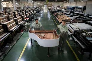 Foto de una fábrica de Parsons Music Corporation en Yichang, en la provincia Hubei de China, el 3 de noviembre del 2021. Foto de la agencia de noticias china Xinhua. (Xiao Yijiu/Xinhua via AP)