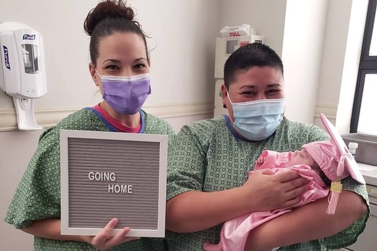 Las dos mujeres esperaban agrandar su familia con un solo bebé, pero hicieron un tratamiento de inseminación artificial y pronto se enteraron que esperaban cinco nenas