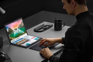 La Asus Zenbook 17 Fold OLED tiene una pantalla táctil plegable de 17,3 pulgadas; cuando se dobla, cada mitad tiene el tamaño de una pantalla de 12,5 pulgadas