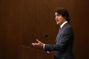 El primer ministro canadiense, Justin Trudeau, invocó el 14 de febrero de 2022 poderes de emergencia raramente utilizados para poner fin a las protestas de los camioneros contra las normas sanitarias de Covid, después de que la policía detuviera a 11 personas con un "alijo de armas de fuego" que bloqueaban un paso fronterizo con Estados Unidos.