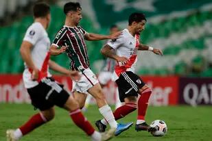 Milton Casco hizo rendir la prueba de Marcelo Gallardo de ubicarlo como mediocampista por la izquierda en el 4-3-3; Matheus Martinelli de Fluminense, intenta quitarle la pelota.