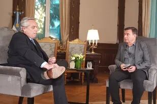 El Presidente, durante la entrevista con el periodista Reynaldo Sietecase