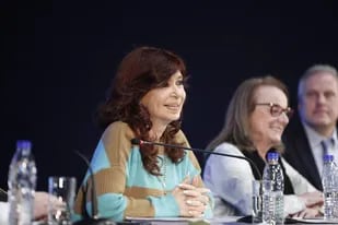Cristina Kirchner junto a su cuñada y gobernadora de Santa Cruz, Alicia Kirchner; detrás el ministro de Educación, Jaime Perczyk
