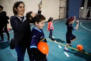 En el Centro Asturiano de Vicente López, las chicas de 6 a 13 años se entrenan y juegan