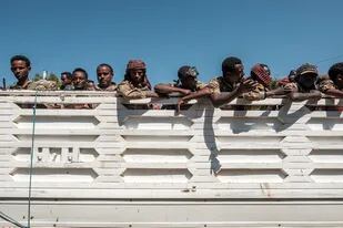 Miembros de las fuerzas especiales de Amhara miran desde la parte trasera de un camión estacionado en Dansha, Etiopía, el 25 de noviembre de 2020