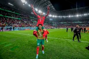 Hakim Ziyech, llevado en andas por su compañero Zakaria Aboukhlal, festeja la victoria por penales ante España por los octavos de final del Mundial
