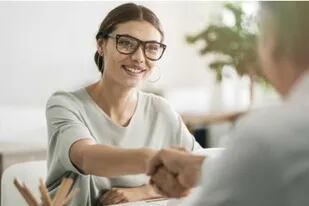 Un elemento que sigue siendo esencial en los procesos de contrataciones es la entrevista en persona