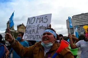 Los manifestantes participan en una protesta exigiendo la renuncia del presidente guatemalteco Alejandro Giammattei, en la Ciudad de Guatemala el 22 de noviembre de 2020