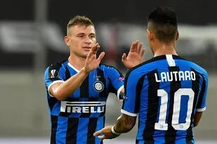 Barella festeja el primer gol de la noche con Lautaro: Inter ganó y está en semifinales