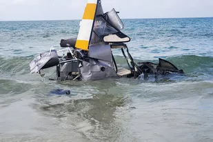 Una aeronave cayó en una playa y quedó completamente destruida