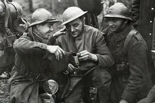 Los soldados utilizaban alcohol, opio o cocaína para evitar el cansancio y mejorar su desempeño en combate. En la foto, soldados británicos y franceses durante la Segunda Guerra Mundial.