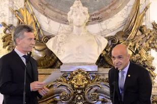 Mauricio Macri, al tomarle juramento a Gustavo Arribas como jefe de la AFI