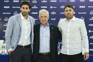 Diego Milito junto con el presidente Víctor Blanco y el último entrenador campeón en Racing: Eduardo Coudet; hace un tiempo que todo cambió...