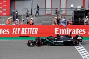 Fórmula 1: el Gran Premio de Imola. Hamilton cruza la línea de llegada
