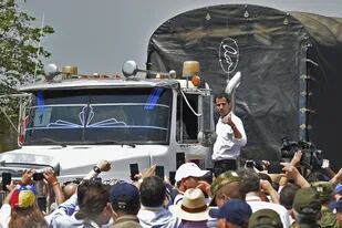 El presidente encargado se subió a un camión con ayuda humanitaria