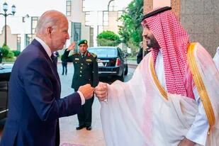 El saludo con un puño en el palacio real saudita entre el presidente Joe Biden y l rpíncipe Mohammed ben Salman, en Jeddah. (Bandar Aljaloud/Saudi Royal Palace via AP)