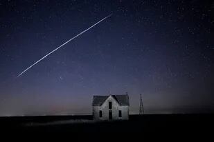 Una foto de larga exposición que muestra una serie de satélites SpaceX StarLink en el firmamento de Florence, Kansas