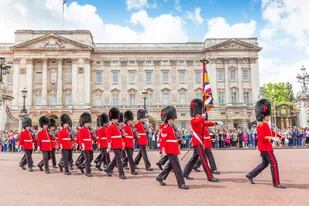Oficiales y soldados de la Guardia de Coldstream marchan frente al Palacio de Buckingham durante la ceremonia de Cambio de Guardia en julio del 2012.