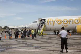 El avión, de la empresa Flybondi, sufrió demoras y tuvo que aterrizar en Ezeiza
