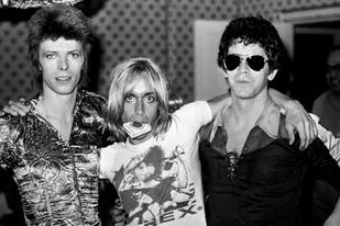 Bowie, Iggy y Reed, en el hotel Dorchester de Londres, 1972. "Eran atrevidos y resultaban amenazadores entonces", dice el fotógrafo