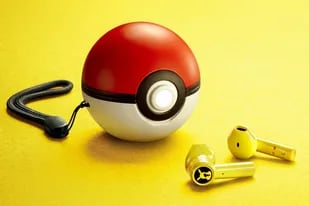 Así lucen los auriculares earbuds de Razer con la base de carga con el distintivo diseño de la pokéball de los entrenadores de Pokémon