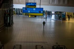 ARCHIVO - Un hombre camina por una parte vacía del Aeropuerto Internacional de Johannesburgo O.R. Tambo, en Sudáfrica, el lunes 29 de noviembre de 2021. (AP Foto/Jerome Delay, Archivo)