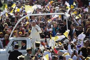 El Papa, ayer, al llegar a la misa en el Parque O’Higgins, en Santiago