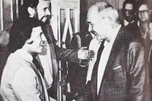 Sean Connery saluda a Carlos Menem en su visita a la Argentina de 1990, para filmar "Highlander II" (Babilonia Gaucha)