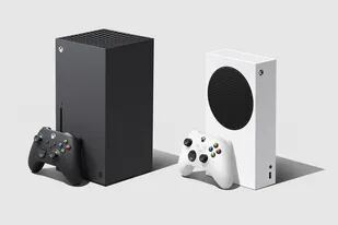 Una Xbox Series X y una Series S; el modelo más pequeño es más económico pero no tiene lectora de discos ópticos, ofrece menos almacenamiento y un procesador más modesto que la Series X