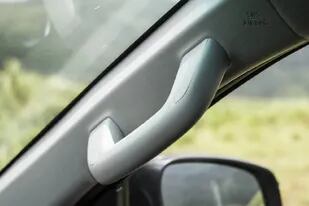 ¿Cuál es la verdadera función de esas manijas que vemos encima de los asientos en el auto?