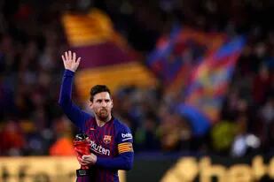 ARCHIVO - En esta foto de archivo del sábado 6 de abril de 2019, Lionel Messi, delantero del Barcelona, agradece al público antes de un partido en el Camp Nou (AP Foto/Manu Fernández, archivo)