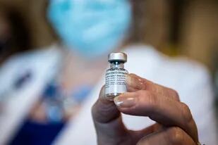 Una trabajadora de la salud tiene una vacuna Pfizer-BioNtech contra el coronavirus en el Memorial Healthcare System, en Miramar, Florida, el 14 de diciembre de 2020