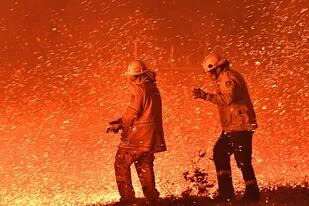 Los bomberos combaten el fuego en Australia