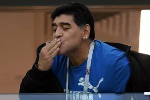 Maradona, conmovido por el saludo de un niño que lo idolatra