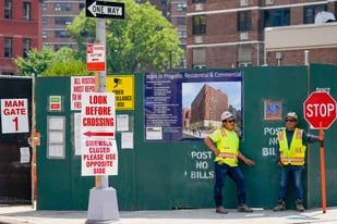 Trabajadores en el exterior de una obra en Manhattan, Nueva York (Crédito: Mary Altaffer/AP)