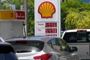 Automovilistas hacen fila para cargar gasolina a sus autos en una Shell de Miami